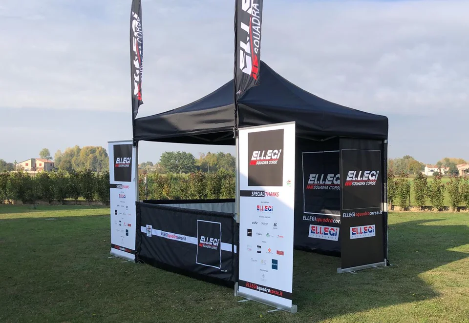 Gazebo personalizzato e bandiere